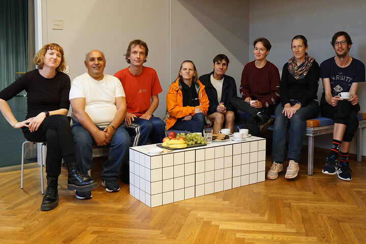 Die TeilnehmerInnen von Forum Obdach Wien zusammen mit der Lau Lukkarila vor einer Probe. (Bild: TQW)