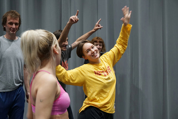 Choreografin Lau Lukkarila zeigt vor, wie es geht. (Bild: TQW)