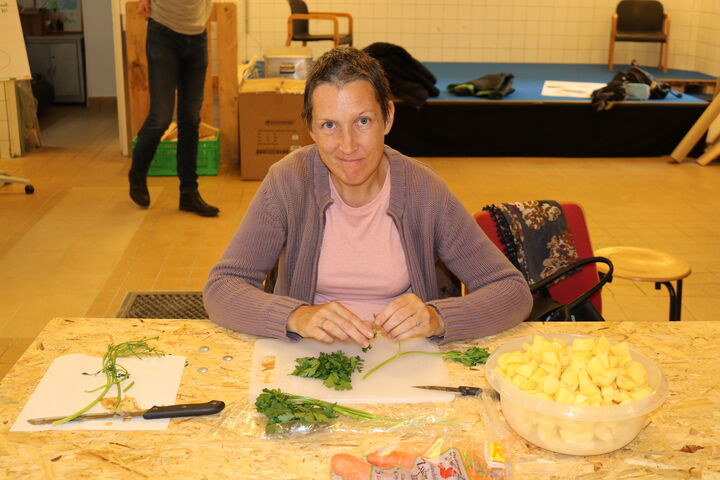 Sabine schneidet das Gemüse klein und freut sich, für mehrere zu kochen. (Bild: FSW)