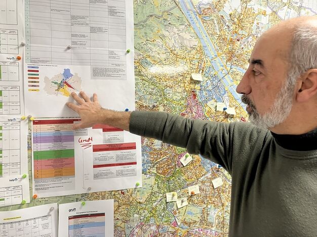 Hassan Habakzeh vor dem großen Wien-Plan in der Zentrale von Obdach unterwegs. (Bild: FSW)