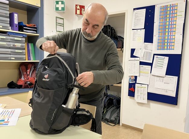 Der über sieben Kilogramm schwere Rucksack wird jeden Morgen von den Sozialarbeiter:innen neu gepackt. (Bild: FSW)