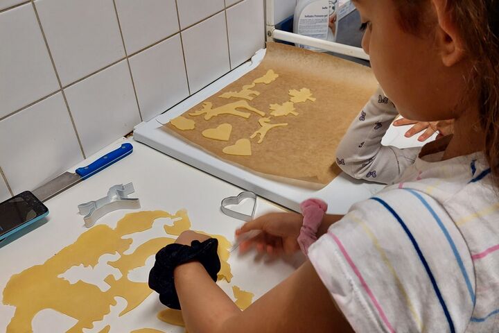 Seit dem Morgen waren alle im Obdach Redtenbachergasse mit den Vorbereitungen für die Weihnachtsfeier beschäftigt: Kinder backten Kekse und gestalteten Kugeln, während die Erwachsenen die Räume dekorierten, Punsch und die Jause vorbereiteten. (Bild: FSW)