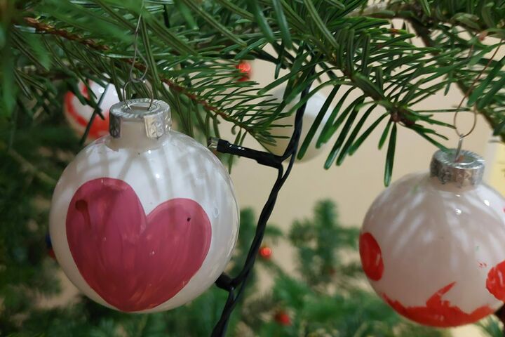 Tupfen, Herzen, Schneemänner – die Kinder ließen ihrer Kreativität freien Lauf, und die selbst gestalteten Christbaumkugeln wurden so bunt und fröhlich wie das Weihnachtsfest im Obdach Redtenbachergasse. (Bild: FSW)