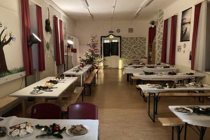 Kekse, Dekorationen, Geschenke, ein festliches Buffet und Musik vom Pfarrverband Hernals: Die Weihnachtsfeier im Chancenhaus Obdach Wurlitzergasse wurde von Betreuer Alexander Pucher mit Unterstützung von Team und Bewohner:innen ausgerichtet. (Bild: FSW)