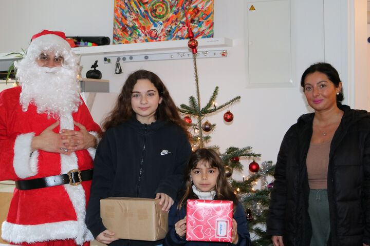 Auch im Obdach Lobmeyrhof war der Weihnachtsmann zu Besuch. (Bild: FSW)