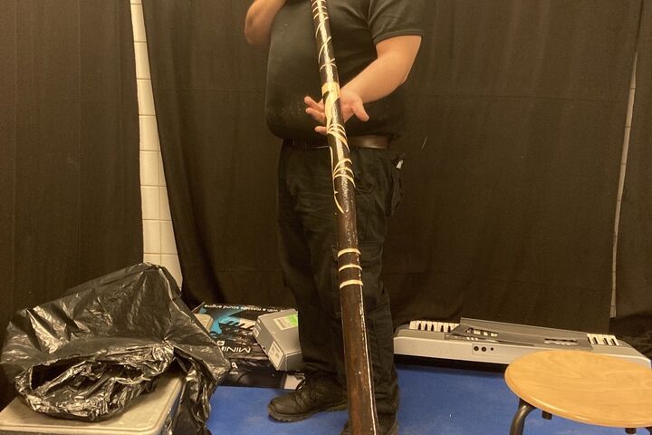 Ein Teilnehmer von Forum Obdach Wien präsentiert sein selbstgebautes Didgeridoo. (Bild: FSW)