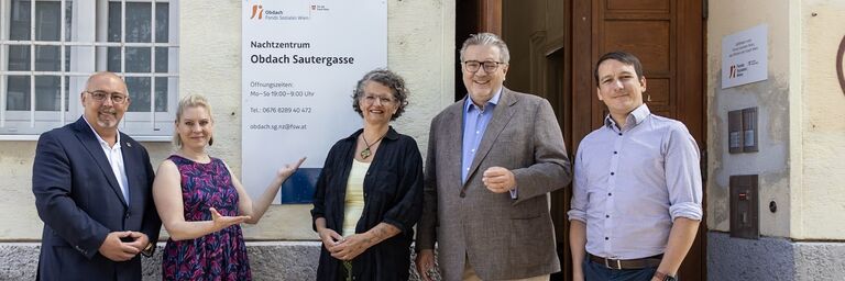 Bezirksvorsteher Peter Jagsch, FSW-Geschäftsführerin Susanne Winkler, FSW Obdach-Geschäftsführerin Monika Wintersberger-Montorio, Sozialstadtrat Peter Hacker und Leiter der Wiener Wohnungslosenhilfe Markus Hollendohner (v.l.n.r.) (Bild: FSW)